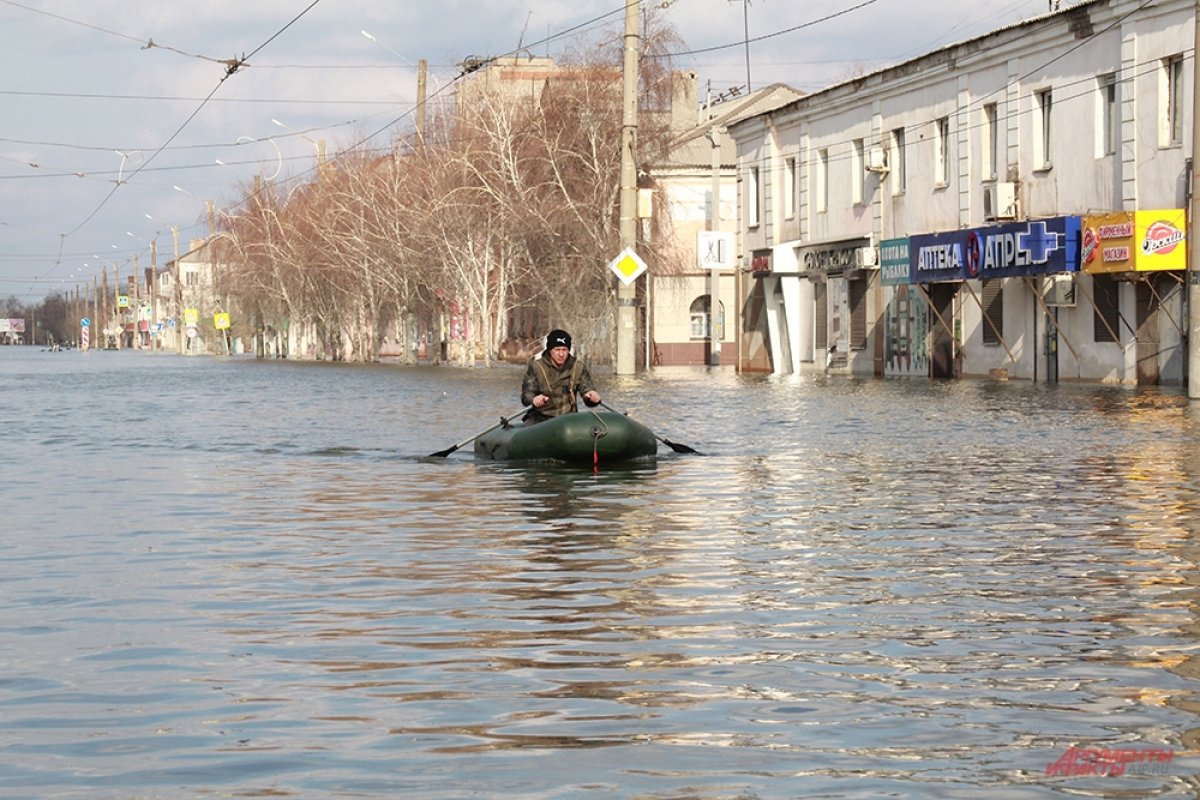 Вода дырочку найдет. Паводки продолжают топить Россию